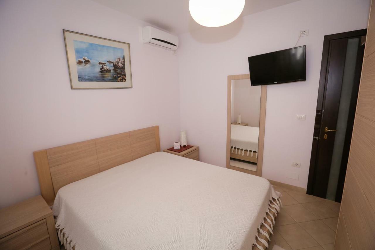 Pine-Tree Apt W/ Private Garden 50 M From The Sea Golem  Luaran gambar